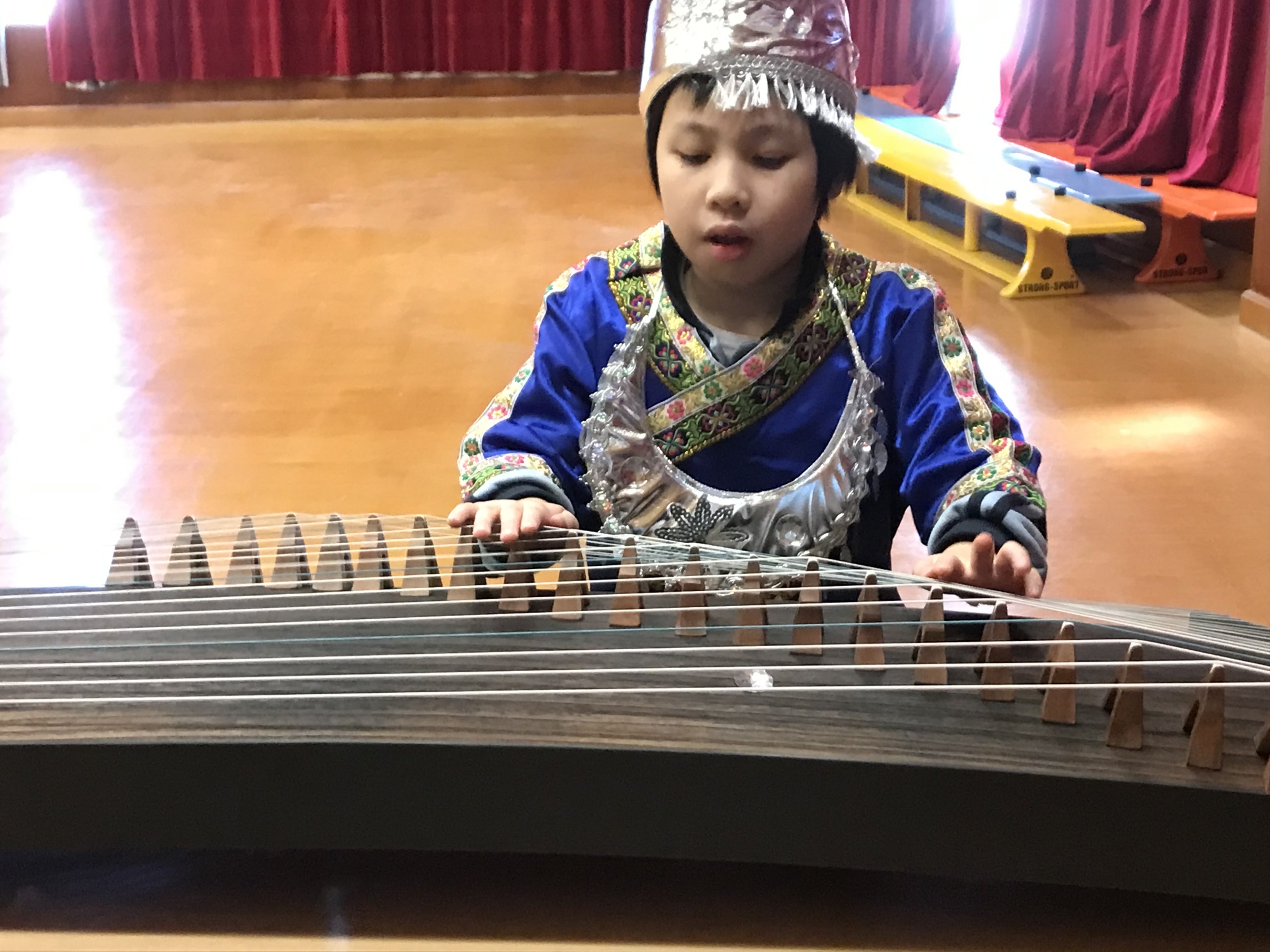 穿上民族服裝感受中華文化與音樂 穿上民族服裝感受中華文化與音樂