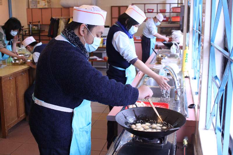 我們一起製作愛心笑口棗 ,準備送給婆婆們。 我們一起製作愛心笑口棗 ,準備送給婆婆們。